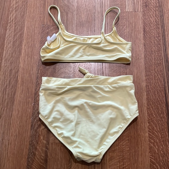 Girls yellow swimsuit - Picture 2 of 4